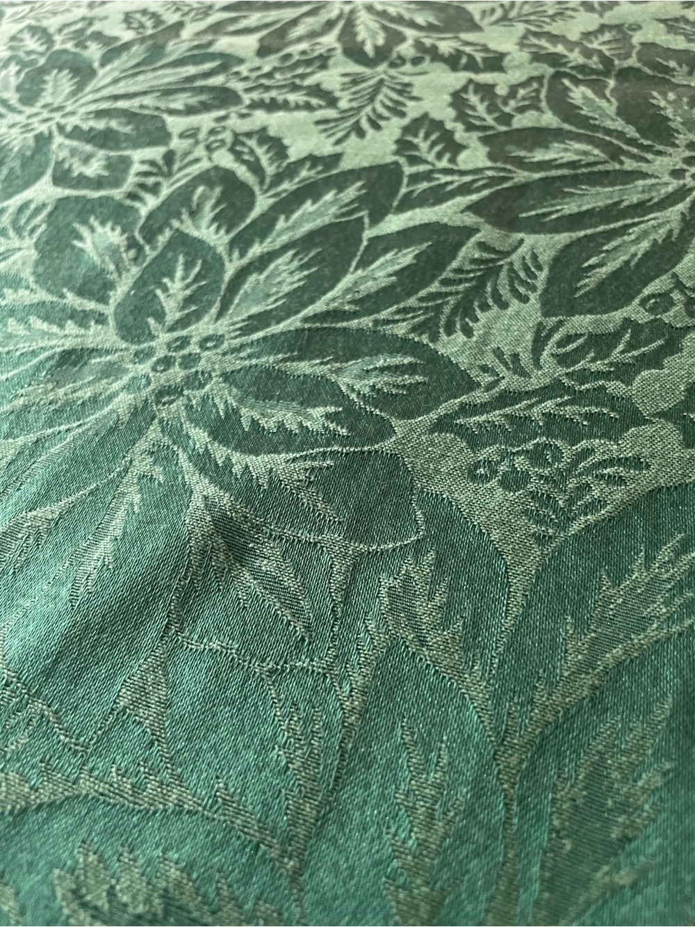 🎄Tablecloth - Poinsettia Design - Picture 3 of 7